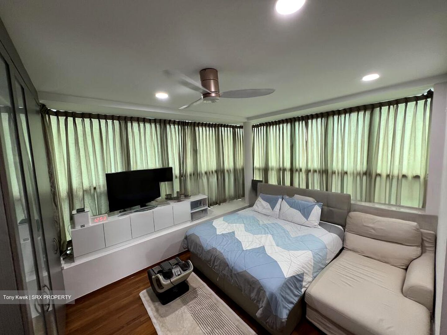The Silver Spurz (D19), Semi-Detached #471229311
